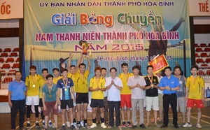 BTC trao cup vô địch cho đội bóng chuyền nam xã Yên Mông.